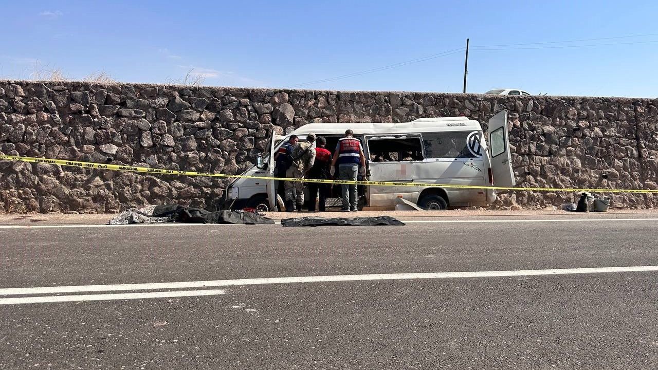 Şanlıurfa'da feci kaza : Tarım işçilerinin minibüsü istinat duvarına çarptı