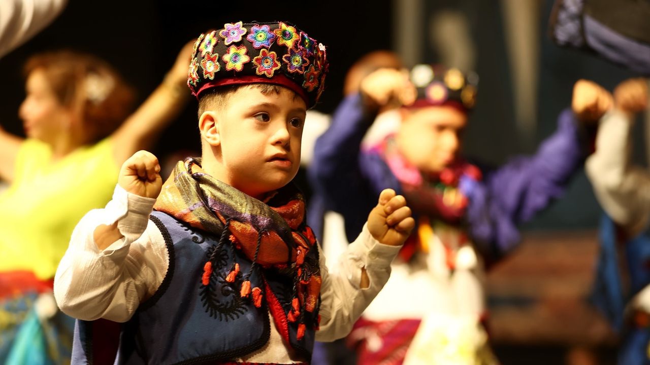 7’den 77’ye Dansçılar Anadolu’nun Renklerini Sergiledi!