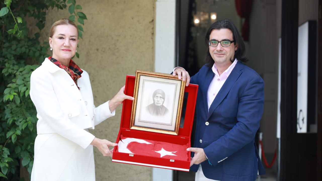 İzmir’in Kurtuluşunda Elde Dikilen Asırlık Bayrak DEÜ’ye Emanet