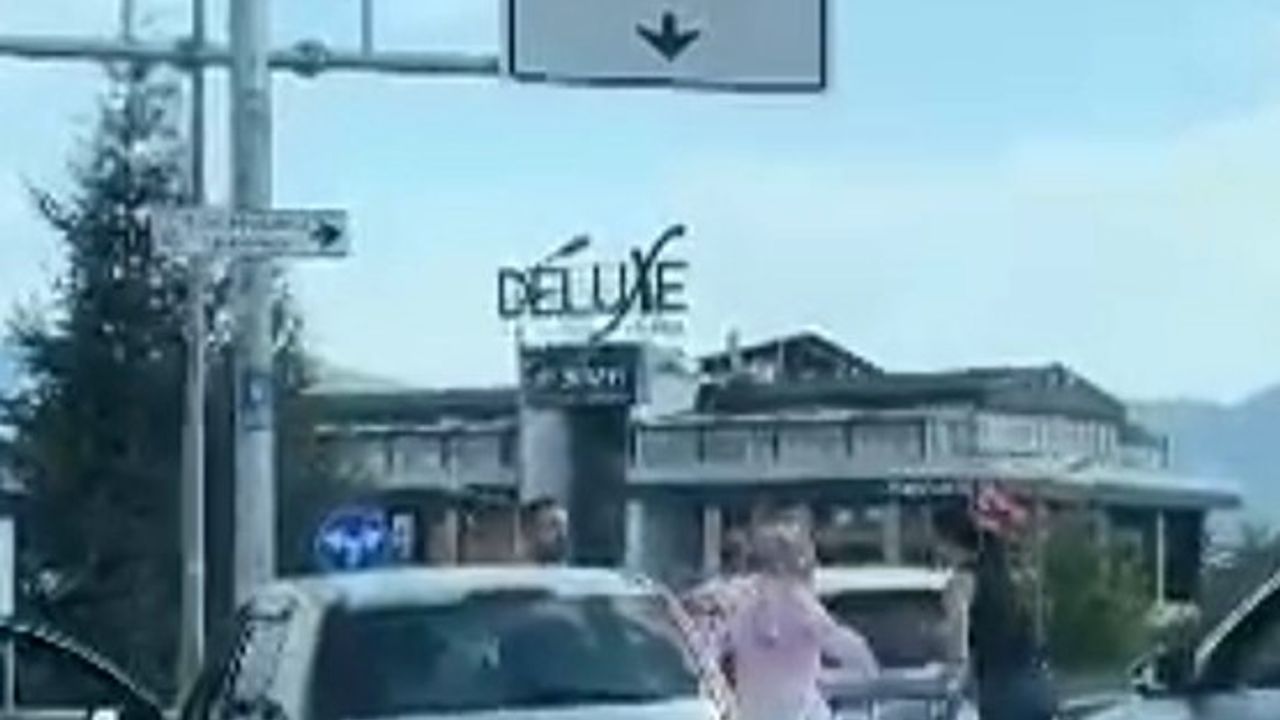 Trafikte iki kadın sürücü tekme tokat birbirine girdi