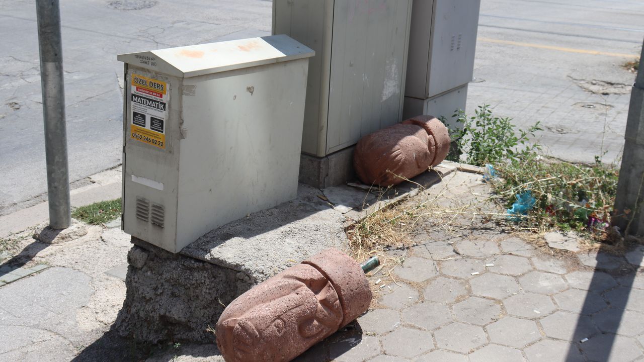 Eskişehir’de vandalların hedefi figürlü beton dubalar