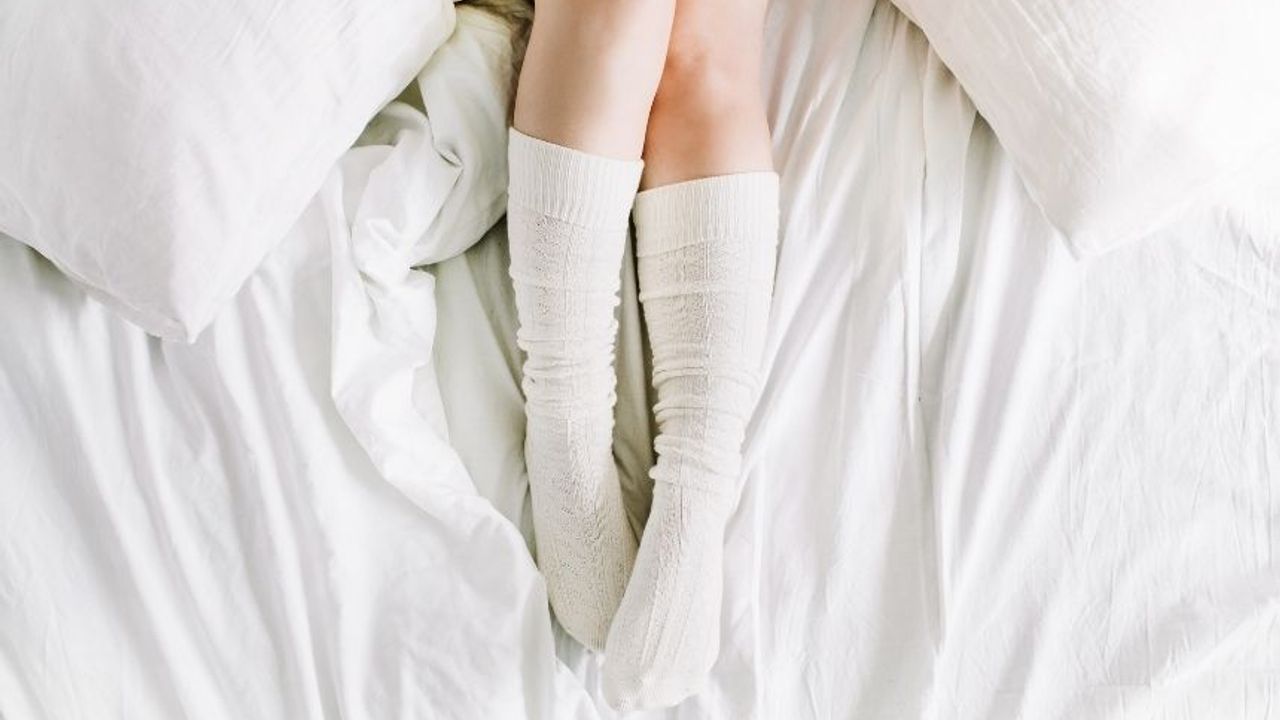 Gece yatarken çorap giyilir mi? Gece çorapla yatınca ne olur?