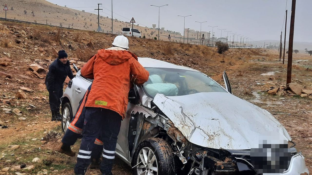 Mardin'de trafik kazası | Otomobil takla attı