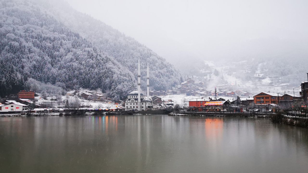 Trabzon'un incisi 'Uzungöl' mevsimin ilk karıyla tanıştı: İşte muhteşem görüntüler