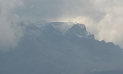 Yılın ilk karı yağdı: Cilo Dağları’nın zirveleri beyaz örtüyle kaplandı