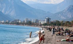 Bir taraf kara kış bir taraf yaz |  Antalya'da yaz devam ediyor