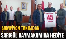 Sarıgöl Belediyespor'dan Kaymakam Ali Arıkan'a hediye