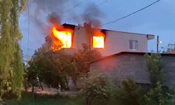 Mersin’de yıldırım düşen müstakil evde yangın çıktı