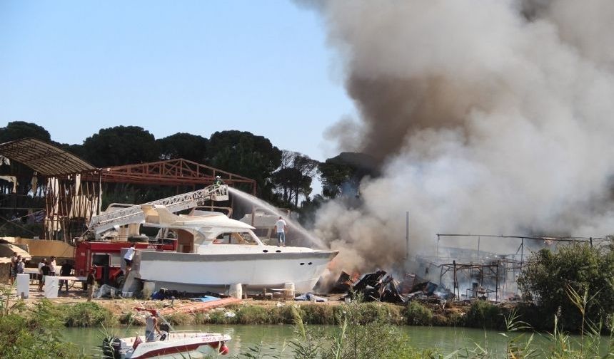 Aksu Çayı’nda yangın: tersanedeki tekneler ve ormanlık alan zarar gördü