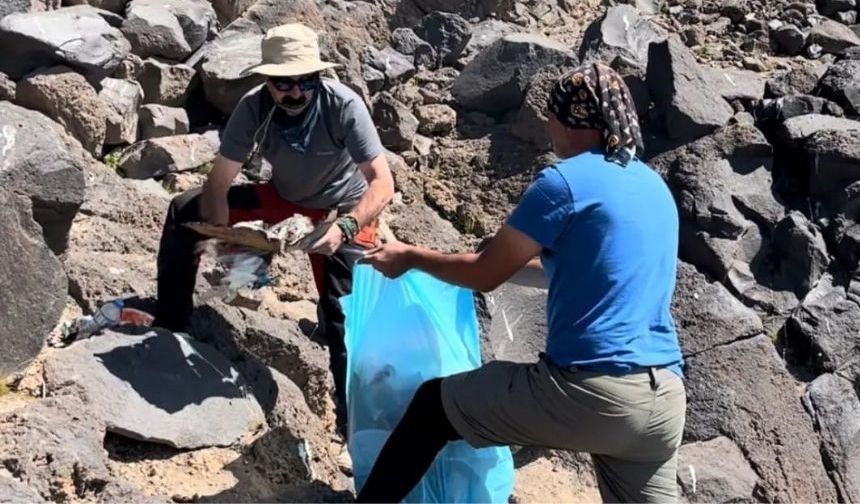 DNAK, Ağrı Dağı’nda cevre bilinci oluşturmak için çöp topluyor