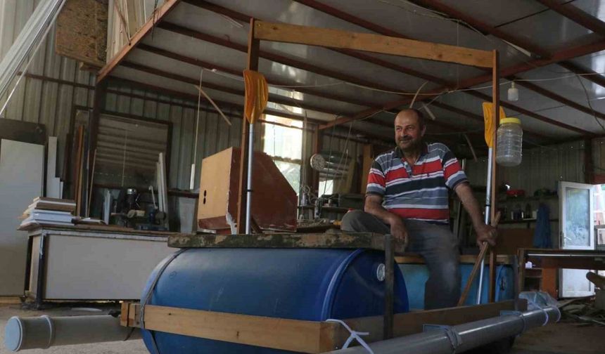 Mobilya ustası atık malzemelerden yaptığı salı Asi Nehri’yle buluşturdu