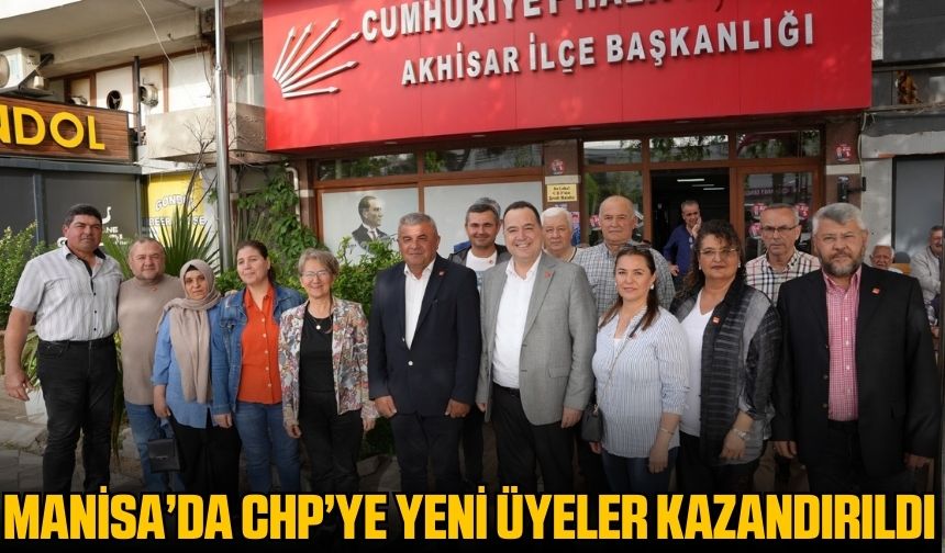 Akhisar'da Siyasi Arenada Önemli Bir Gelişme: CHP'ye Katılımlar ve Rozet Takma Töreni