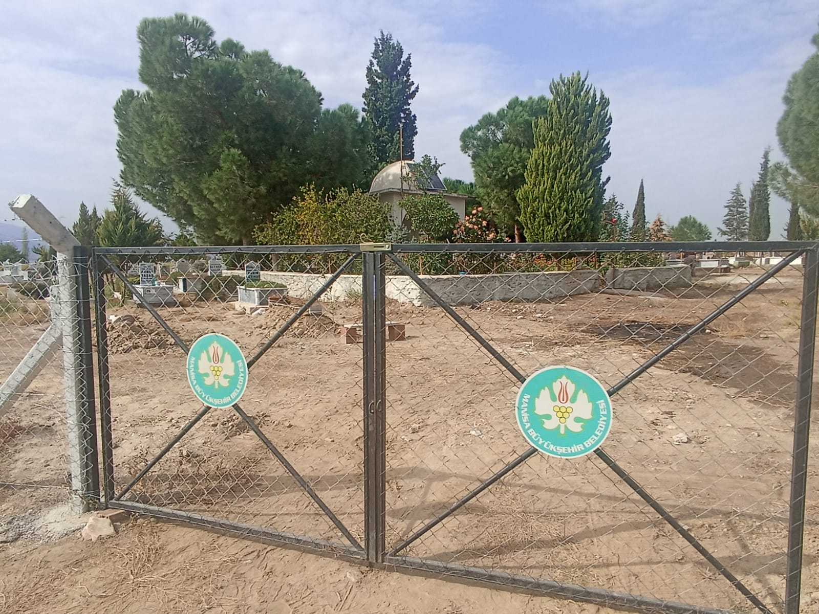 Alaşehir’in Mezarlıkları Büyükşehir’le Güvenli Hale Getiriliyor (1)