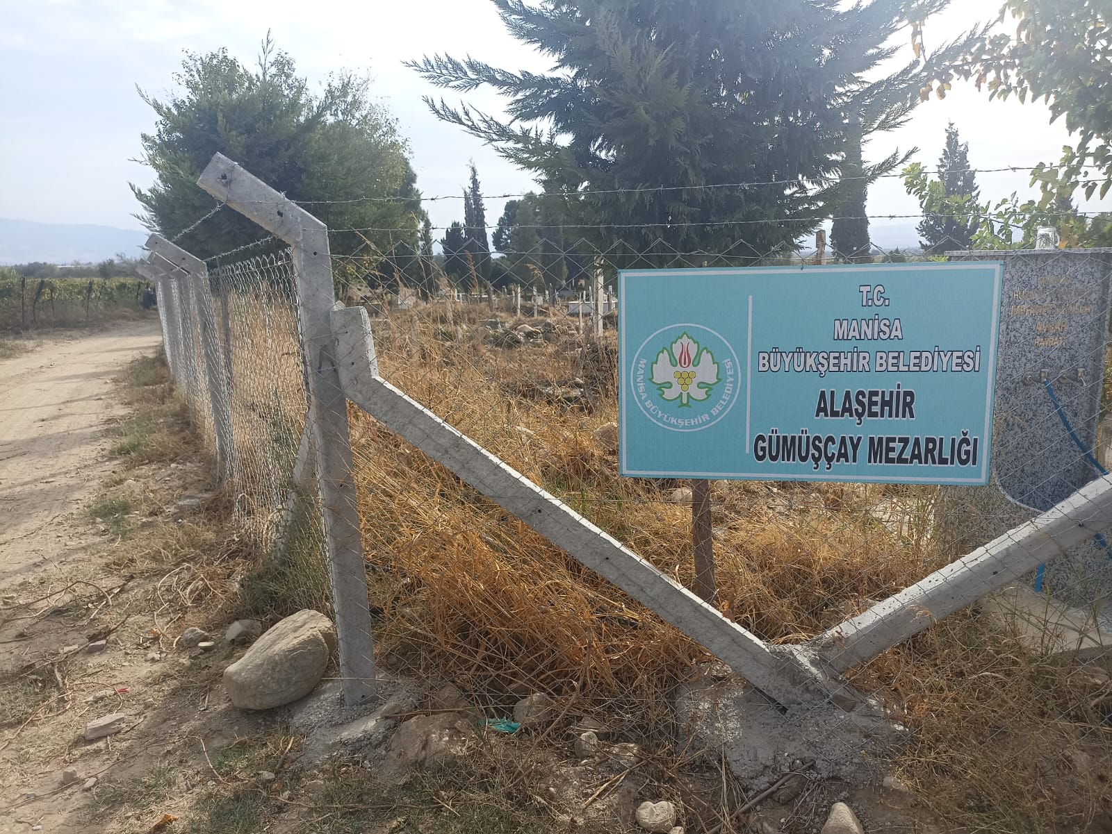 Alaşehir’in Mezarlıkları Büyükşehir’le Güvenli Hale Getiriliyor (3)