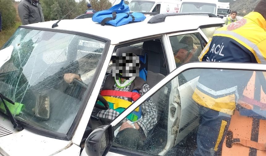 Manisa'da Tıra Arkadan Çarpan Otomobildeki Karı Koca Yaralandı (1)