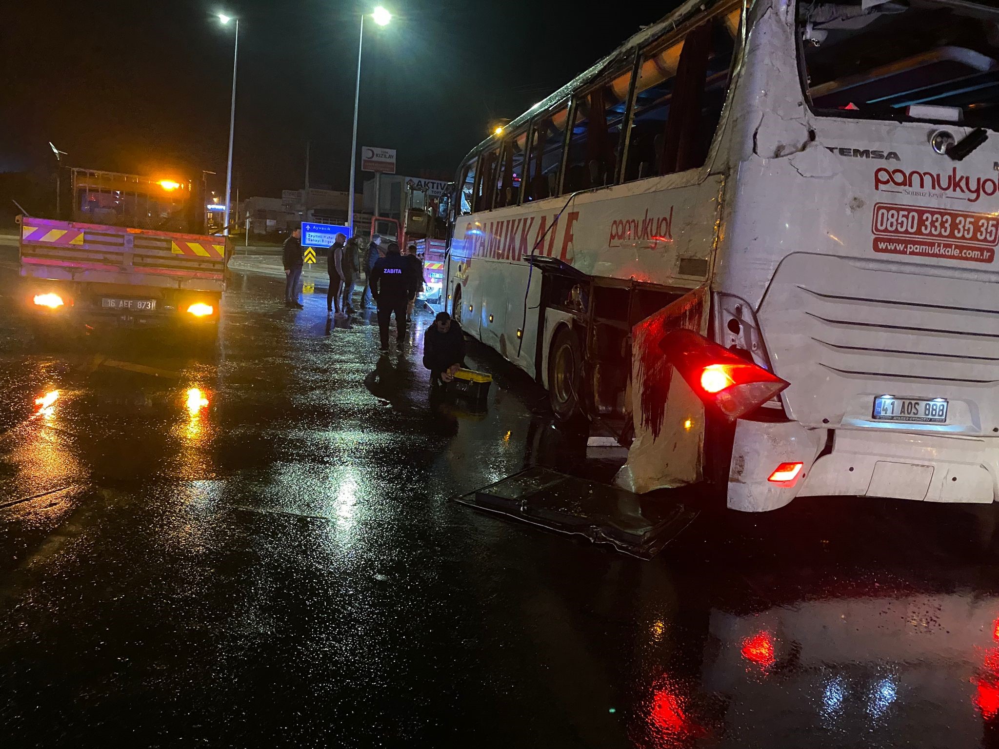Yolcu otobüsü devrildi! 1 kişi can verdi 20 kişi yaralandı-1