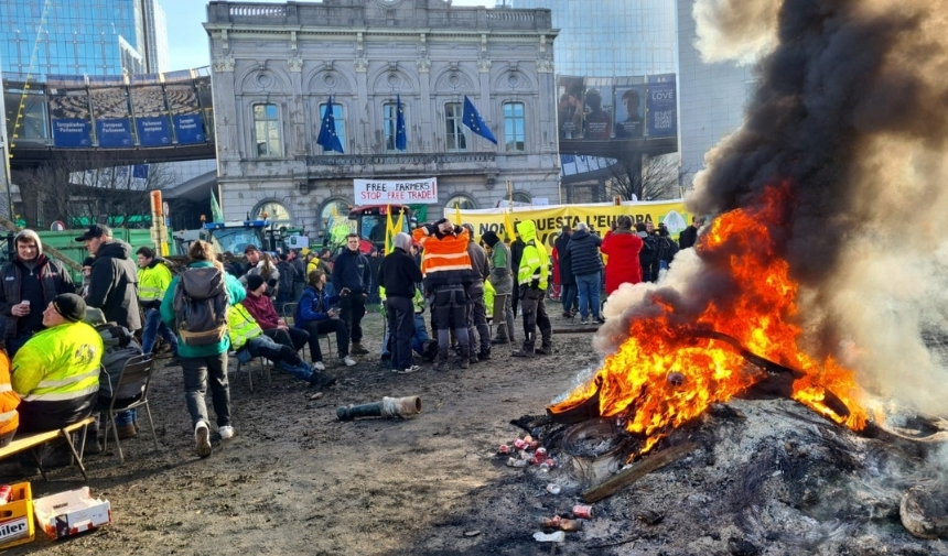 Avrupalı Çiftçiler Parlamento Binasını Bastıs