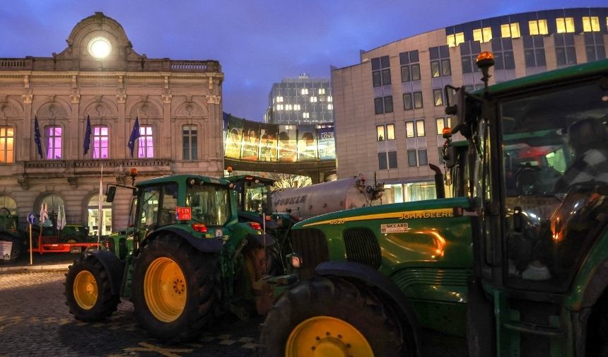 Avrupalı Çiftçiler Parlamento Binasını Bastıss