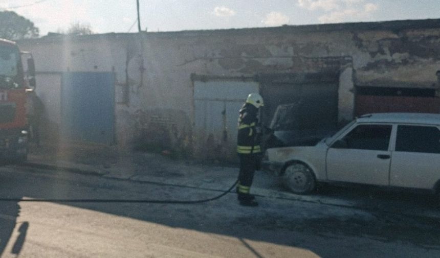 Manisa'da Otomobil Yandı, İtfaiye Ekipleri Müdahale Etti (2)