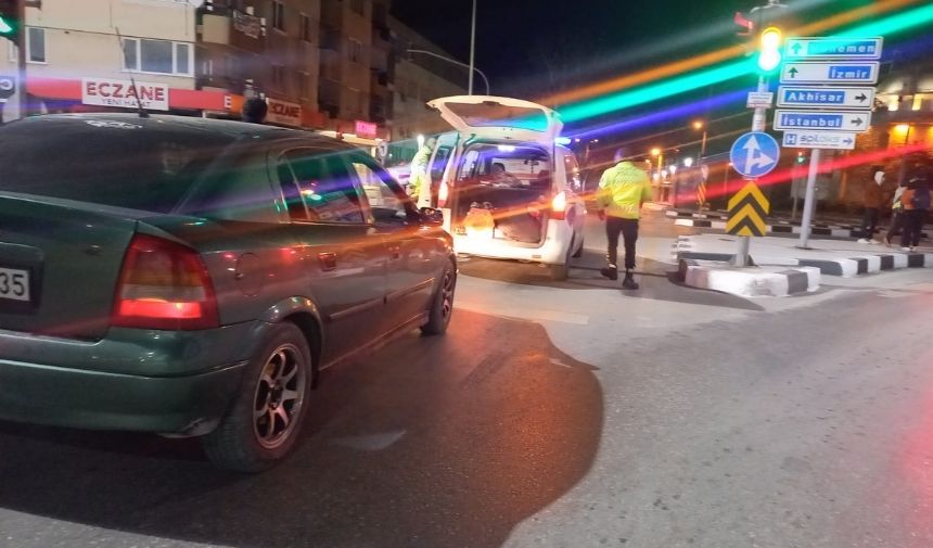 Manisa'da Seyir Halinde Olan Otomobilin Sürücüsü 230 Promil Alkollü Çıktı (2)