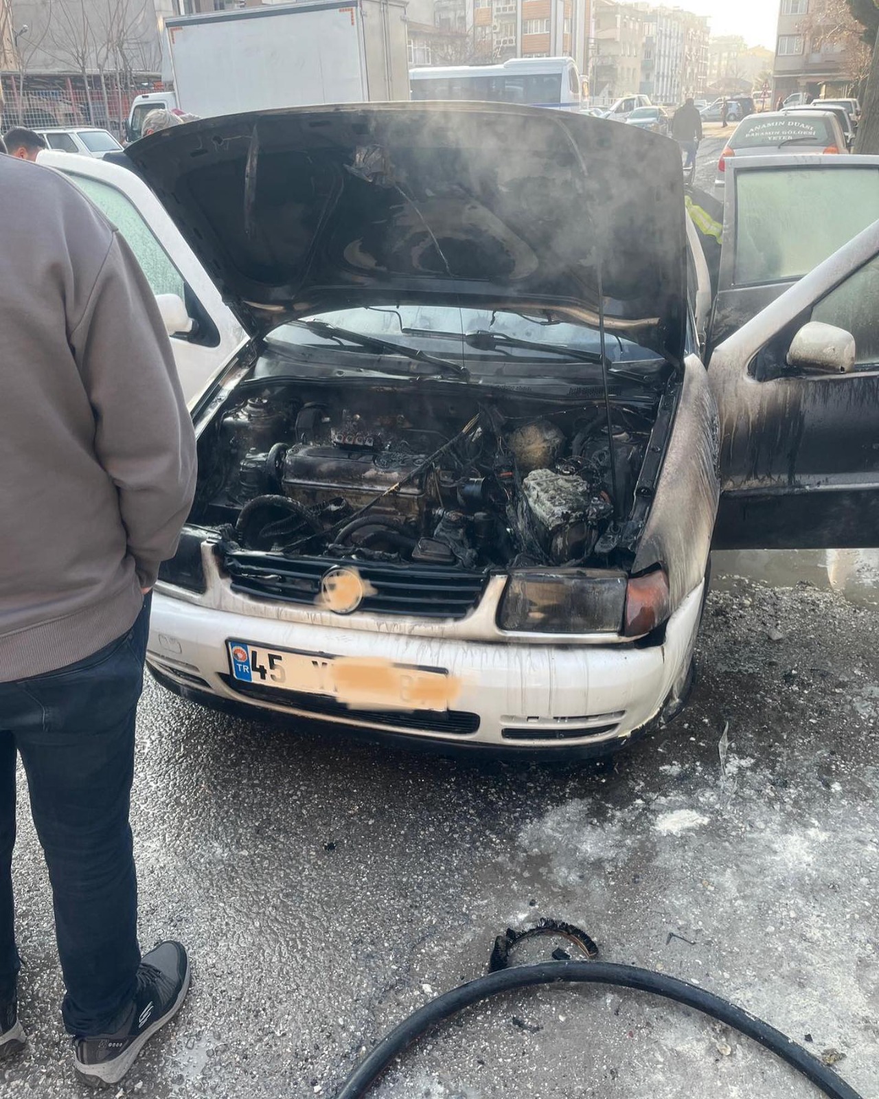 Manisa'da Park Halindeki Otomobil Yandı-1