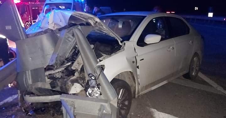 Manisa'da Bariyerlere Çarpan Otomobildeki 2 Kişi Yaralandı-1