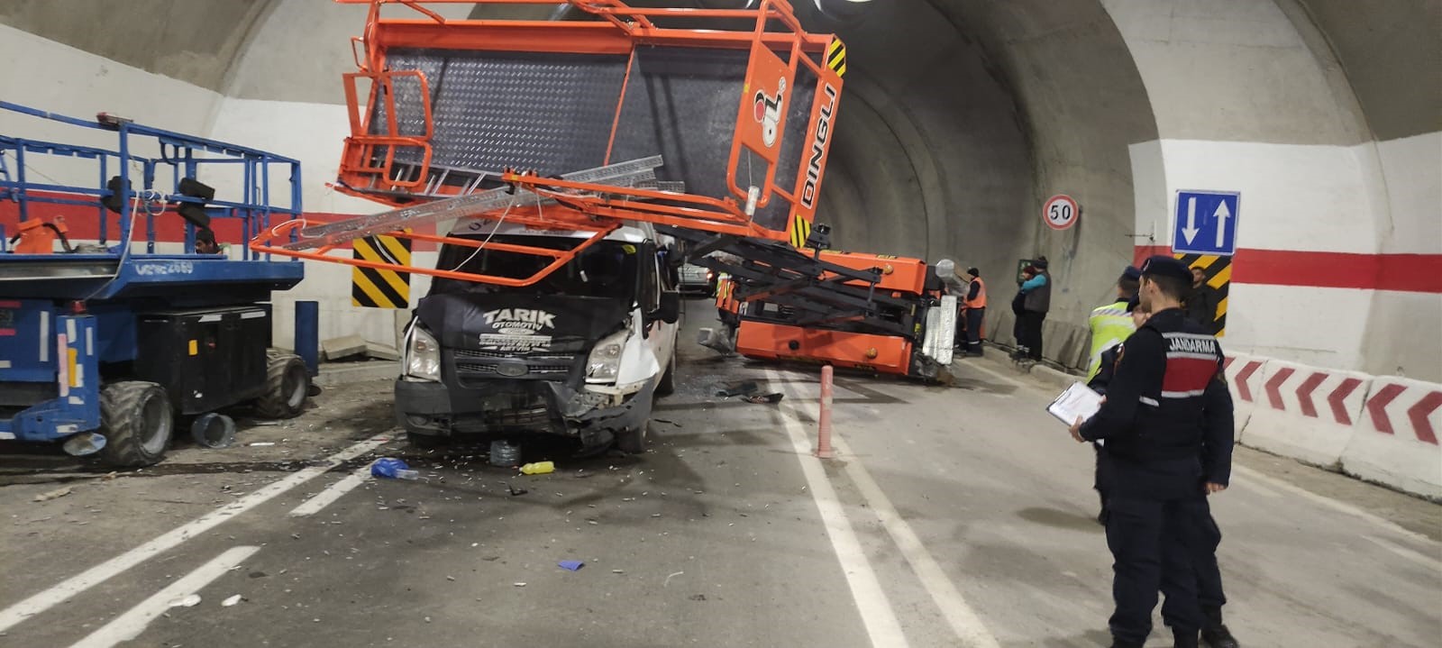 Yolcu Minibüsü Tünel Içinde Kaza Yaptı 7 Yaralı (2)