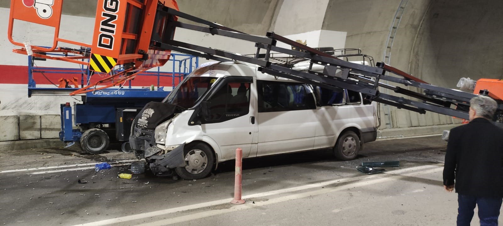 Yolcu Minibüsü Tünel Içinde Kaza Yaptı 7 Yaralı (3)