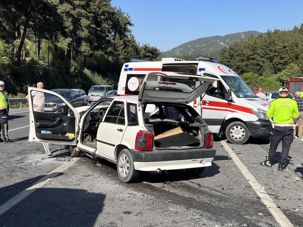 Manisa’'nın Yunusemre ilçesinde iki otomobil çarpıştı! 3 yaralı