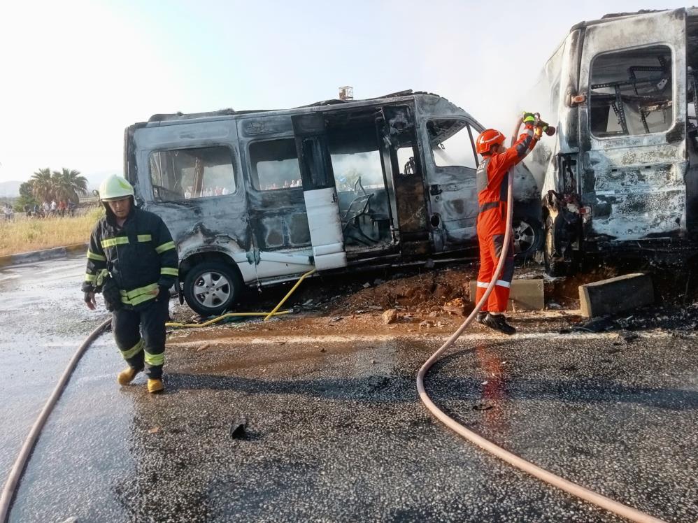 Milas’ta iki minibüs çarpıştı, 4’ü ağır 14 yaralı