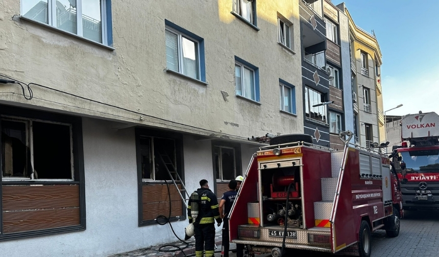 Akhisar'da Apartman Dairesinde Yangın Paniği Yaşandı (2)