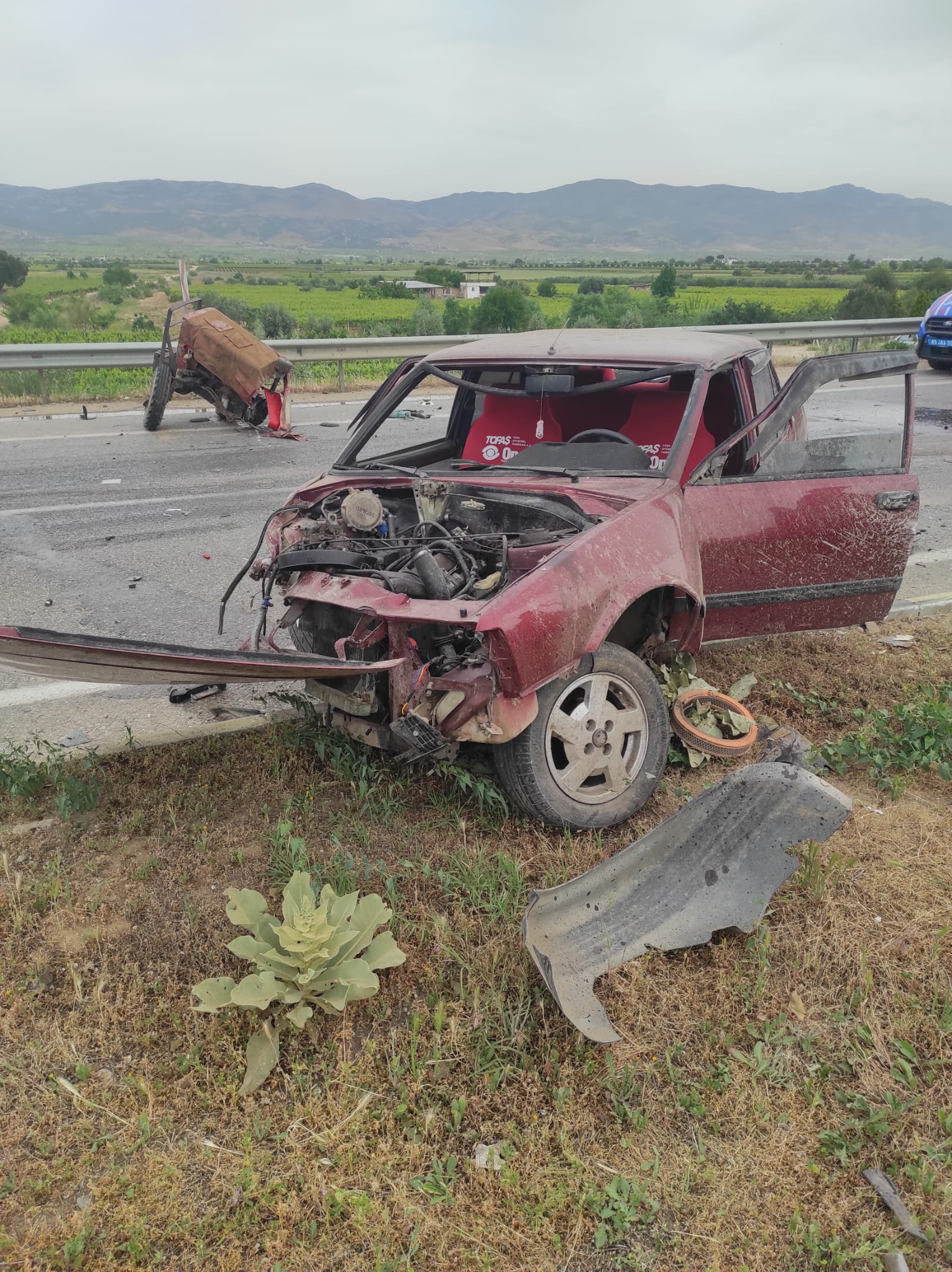 Alaşehir‘de Feci Kaza Otomobil Traktör Ile Çarpıştı (2)