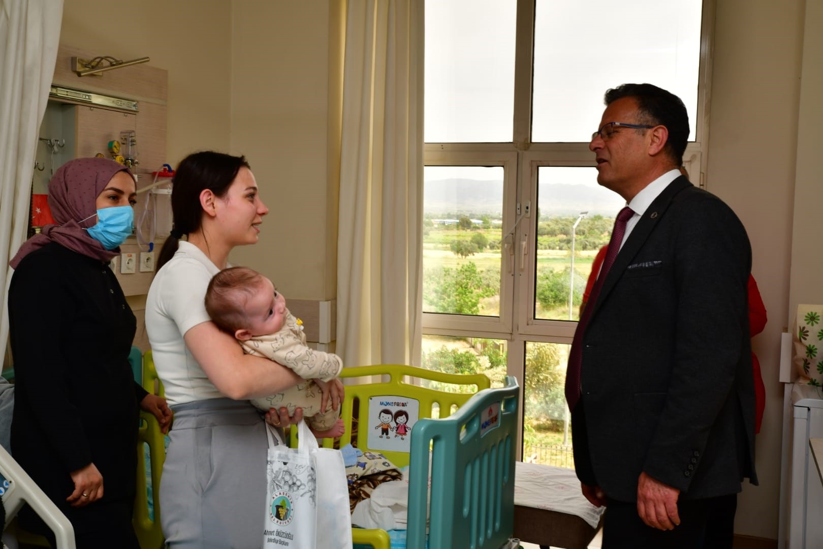 Başkan Öküzcüoğlu Hastanede Tedavi Gören Çocukların Bayramını Kutladı (3)