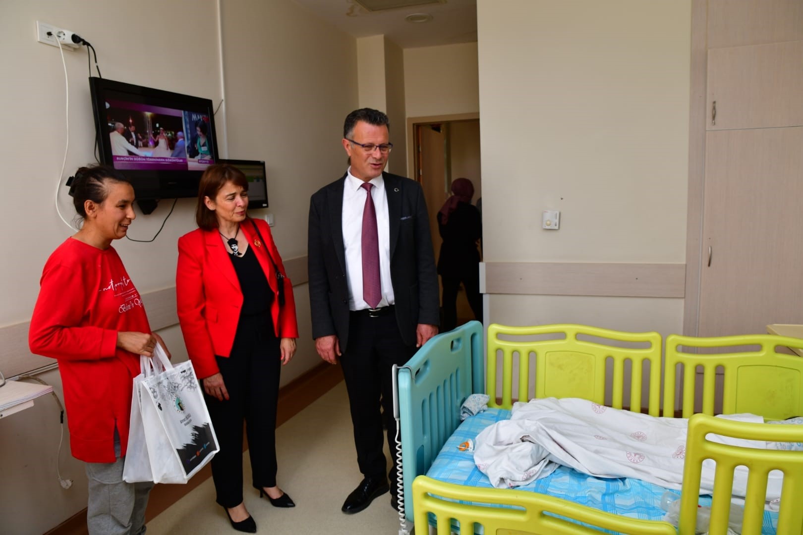 Başkan Öküzcüoğlu Hastanede Tedavi Gören Çocukların Bayramını Kutladı (4)