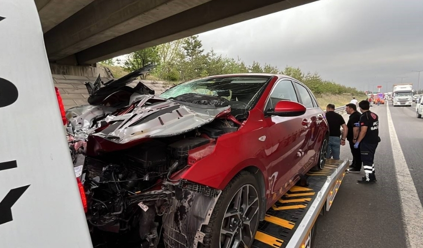 Feci Kaza Otomobil Tıra Çarptı 4 Yaralı (1)