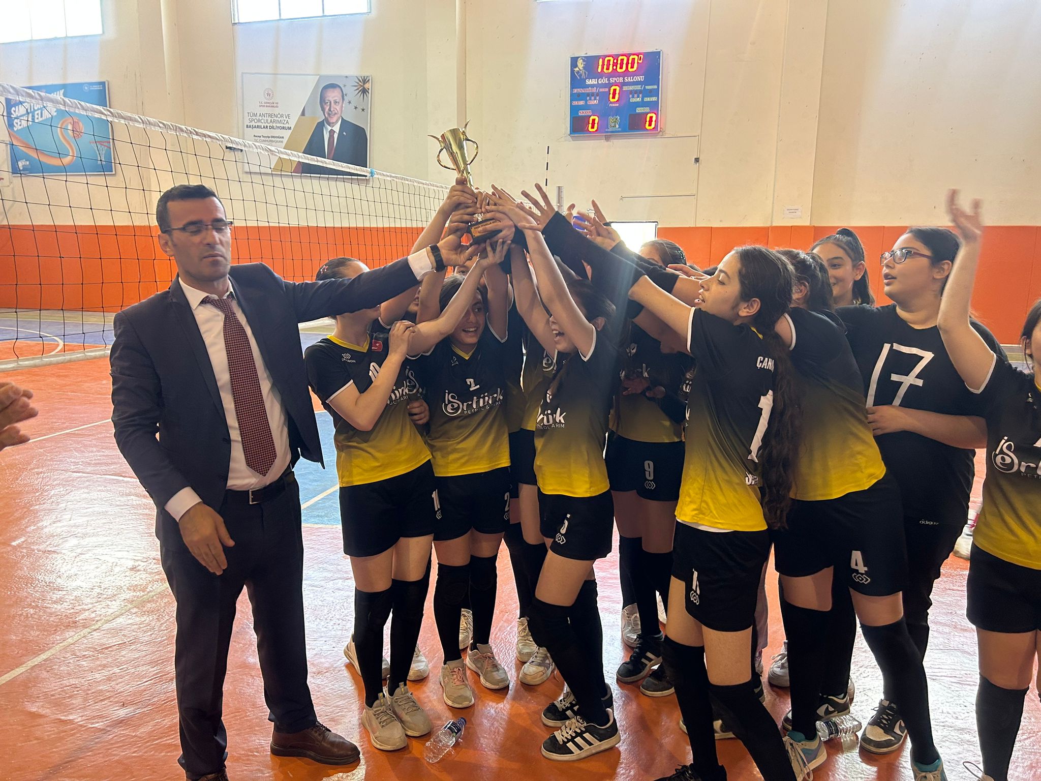 Sarıgöl'de Yıldız Kızlar Voleybol Turnuvası tamamlandı-3