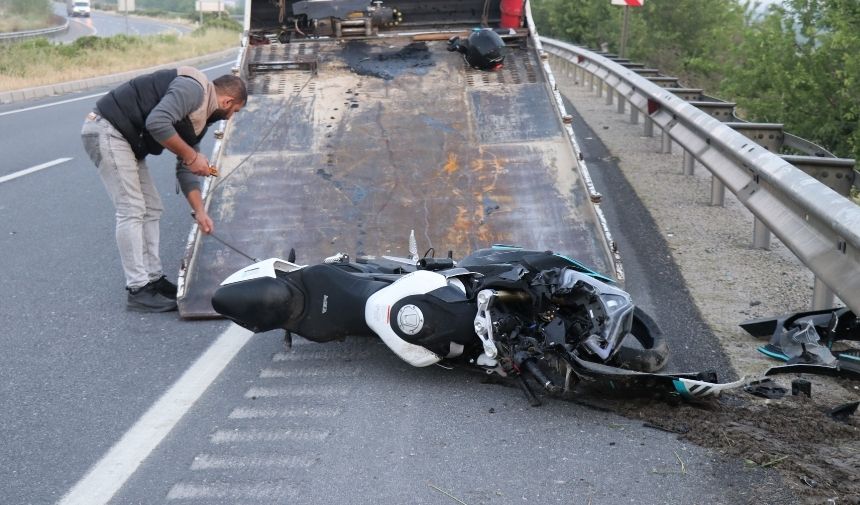 Refüjü Aşarak Karşı Şeride Geçti. Bariyere Çarpan Motosiklet Sürücüsü 27 Metre Savruldu. (2)